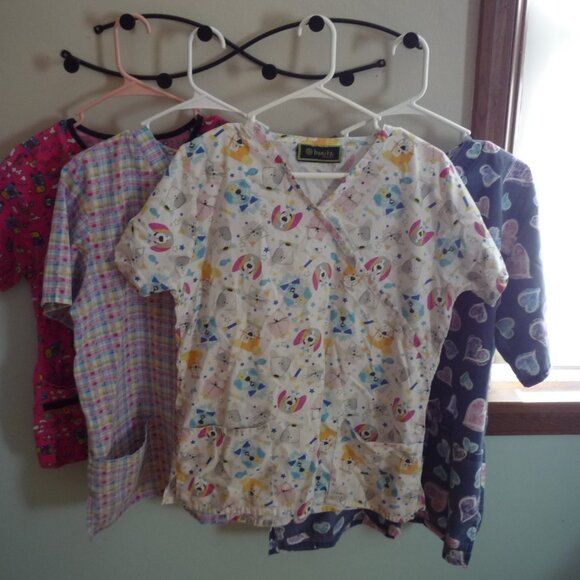 🪵Scrub Tops Bundle- Size M - Picture 1 of 7